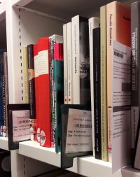 Bibliothèque de l'INHA, magasin, différents types de « fantômes » sur une étagère. Cliché INHA 