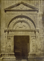 Portail d’une église italienne, épreuve sur papier albuminé, bibliothèque de l’INHA, Fol Phot 010, f. 26. Cliché INHA
