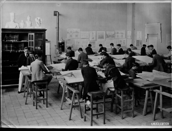 Classe d'architecture de l'École des beaux-arts d'Indochine, tirage photographique noir et blanc sur papier,  sans date. Paris, bibliothèque de l'INHA, Archives 125,9. Cliché INHA.