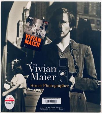 Maloof John, Dyer Geoff. Vivian Maier : Street Photographer. Brooklyn (N.Y.) : PowerHouse Books, 2011. Cliché INHA.